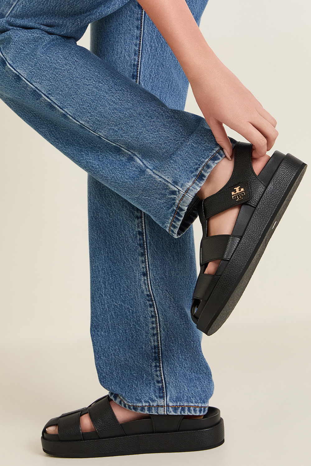 תמונת כל הלוק של סנדלי קירה ספורט